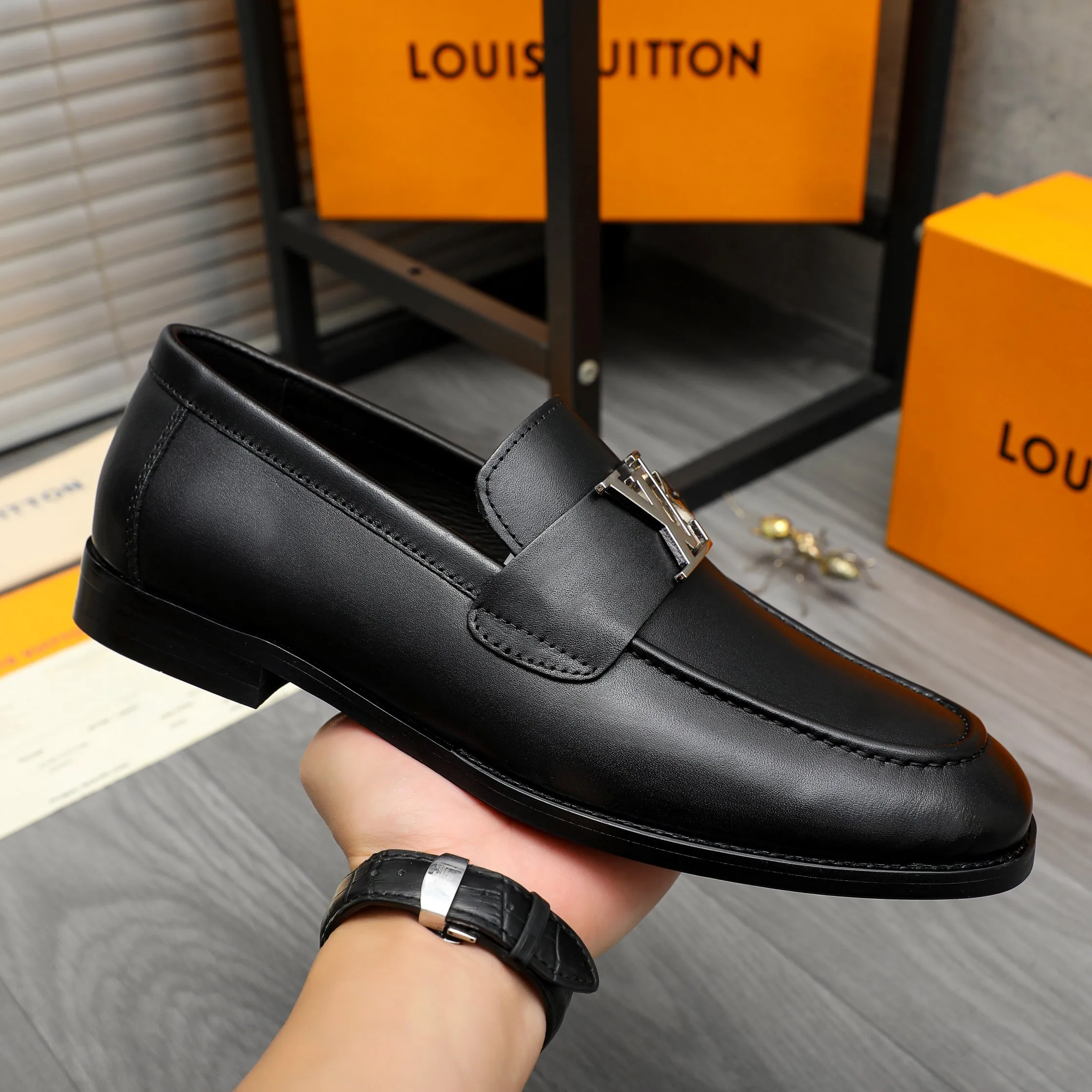 Men's shoes 💰p442 Product trademark: LV (Louis Vuitton) business slip-on leather shoes. Regular size: 38-45 (45 is custom-made and non-returnable) Product materials: Selected high-quality cowhide upper, cowhide lining, original rubber outsole